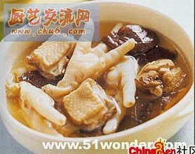 风干鸡：做这种东西时，需要一定的手法速度必须非常快。这是藏菜，大师以极快的速度拔毛、取脏、填调料入 .
